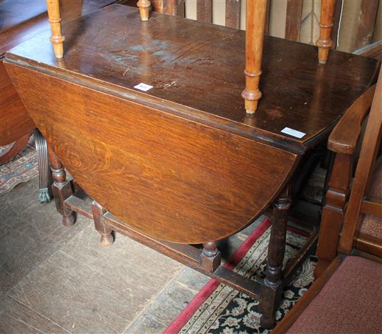 Oak oval gate leg table(-)